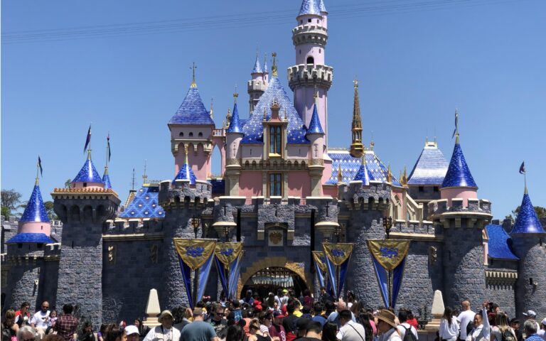 Disneyland-accounts spuien racistische drek na hack