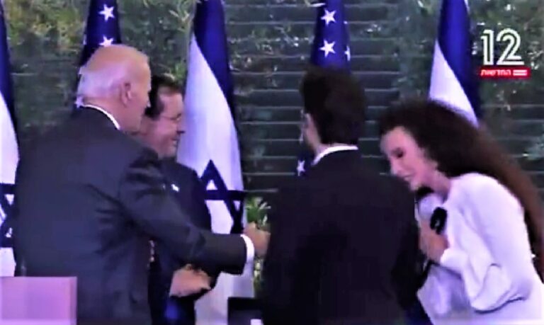 Ophef: joodse zangeres weigert Biden hand te geven