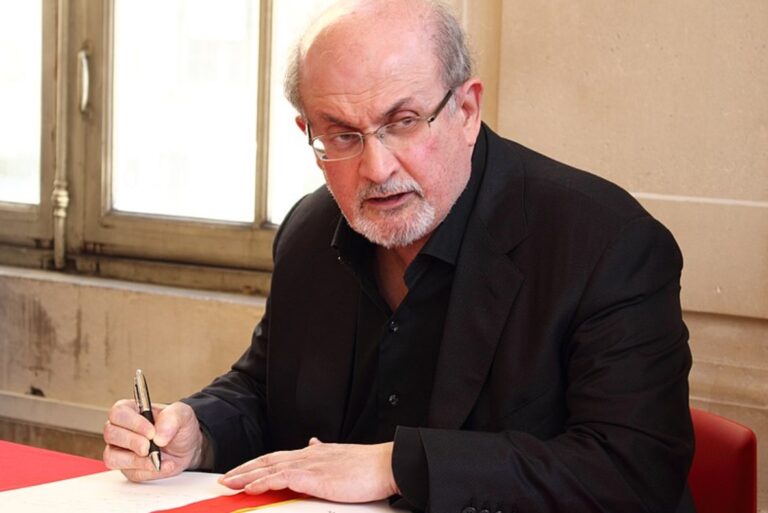 Complottheorie in Iraanse krant: ‘Rushdie-aanslag mogelijk ‘false flag’’