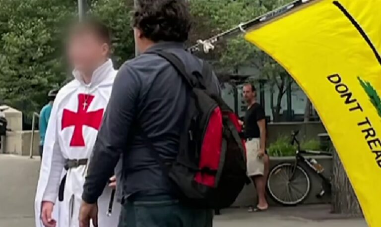 Canadees in kruisvaarderspak crasht islamitisch festival