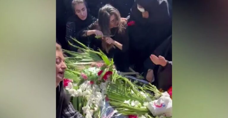 Video: rouwende Iraanse vrouw knipt haren af bij graf van gedode broer