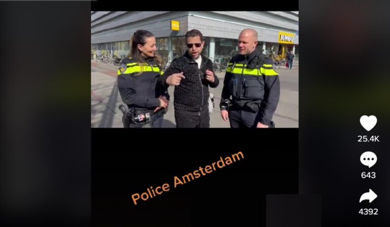 Video: Marokkaanse toerist en Amsterdamse politie gaan viraal
