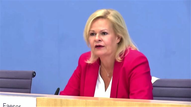 Duitse minister verdedigt Berlijnse agent: ‘Ik zie dat niet als racisme’
