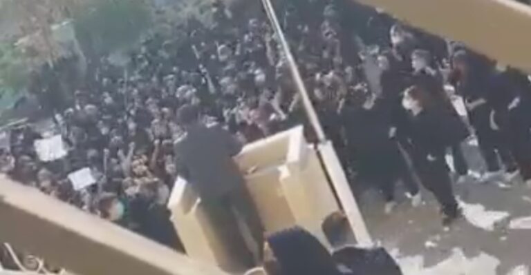 Video van Iraanse schoolmeisjes die militaire spreker uitjoelen: ‘Ga weg!’