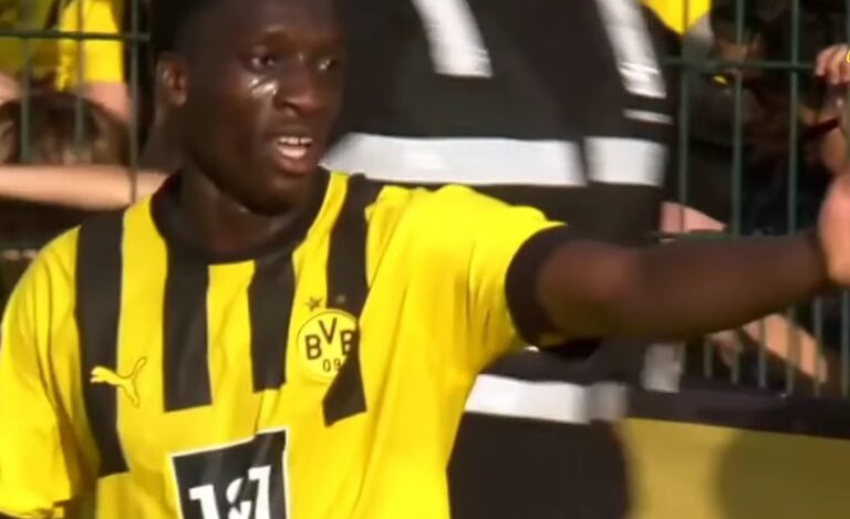 UEFA onderzoekt racisme tegen jeugdvoetballer Borussia Dortmund