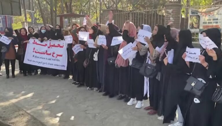 Ook Afghaanse vrouwen de straten op