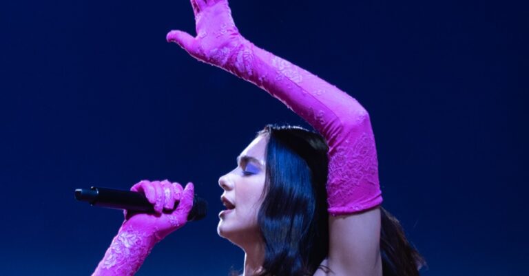 Twitteraars boos op Dua Lipa: mijdt Qatar, zingt wel in ‘islamofobe’ landen