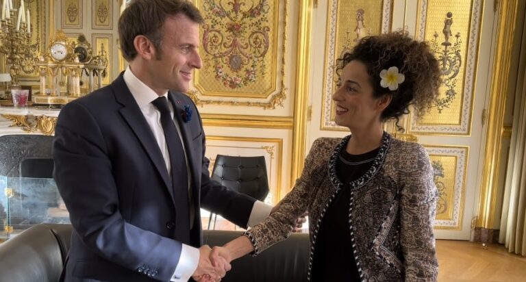 Iran, in afwachting van sancties, hekelt Macron om spreken Iraanse vrouwen