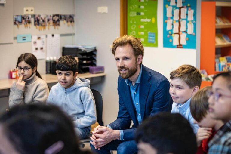 Tweehonderd moskeeën willen van Wiersma af in dossier informeel onderwijs