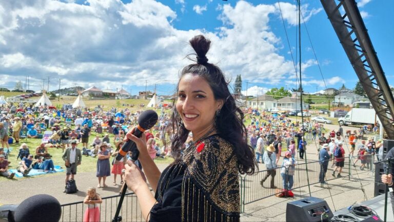 Zangeres Noam Vazana: ‘Als we elkaar vaker ontmoeten, worden we minder racistisch’