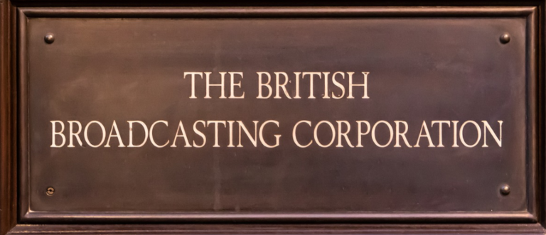 Belastinginspecteurs vallen kantoren BBC in India binnen