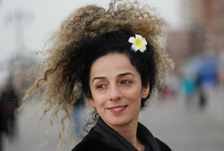 Omstreden Iraanse dissidente Masih Alinejad in Nederland