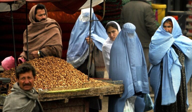 Pakistan zet Afghaanse vluchtelingen het land uit