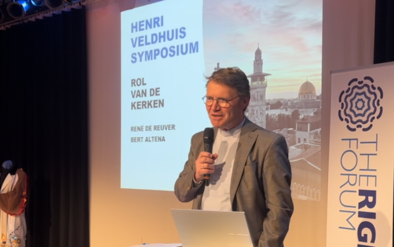 Kerkleider René de Reuver fel bekritiseerd op pro-Palestijns congres: ‘Schandalig!’