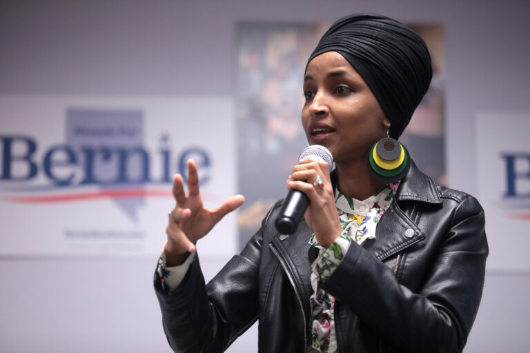 Ilhan Omar kritisch over falend Amerikaans racismebeleid: ‘Systeem is stuk’