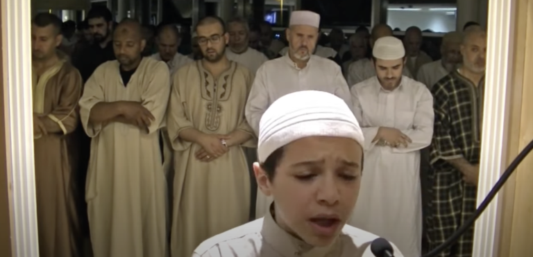 Moslims rouwen om koranreciteur (21) die overlijdt na motorongeluk