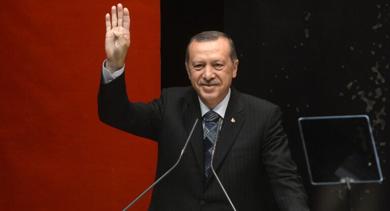 Erdogan geeft pardon aan veroordeelde generaals