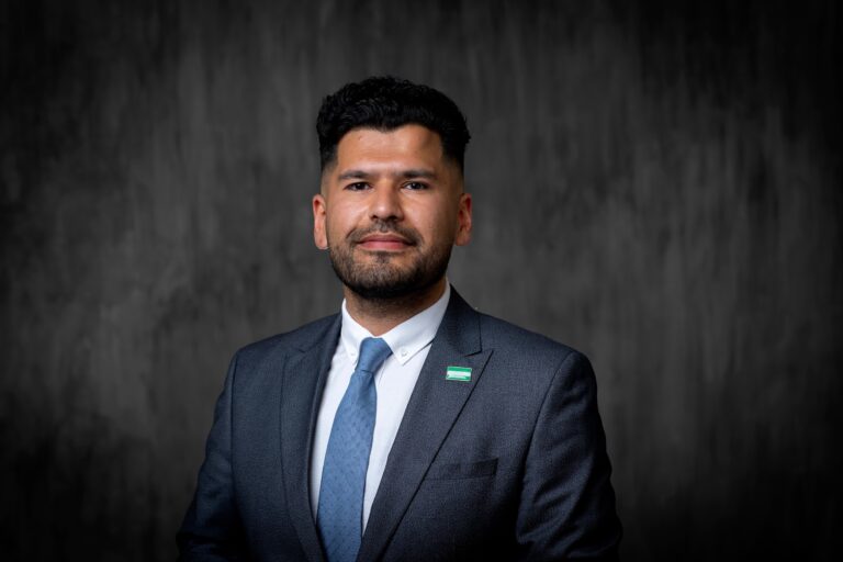 ‘Totaal ongeschikte’ Rotterdamse wethouder Yigit (DENK) treedt af, ‘functioneren onmogelijk gemaakt’, zegt hij zelf