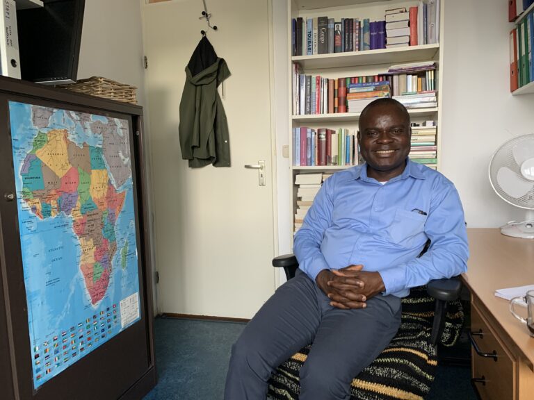 Afrikaanse katholieken ‘zoeken troost in eten en kerkgang’