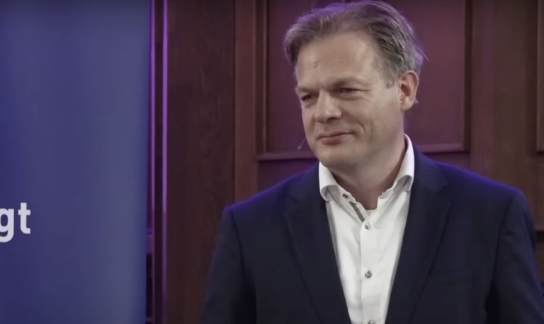 Omtzigt legt verband tussen laag geboortecijfer en arbeidsmigratie