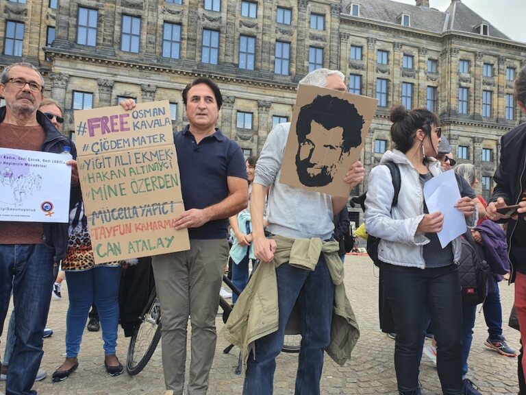 Protest op de Dam vanwege levenslange gevangenisstraf Osman Kavala