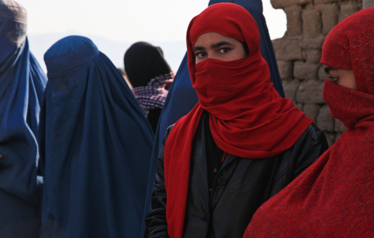 Taliban straffen weer met zweepslagen