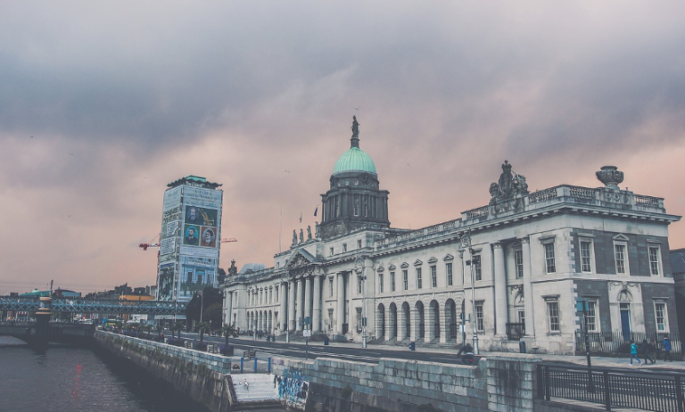 Extreemrechtse rellen in Dublin na steekincident