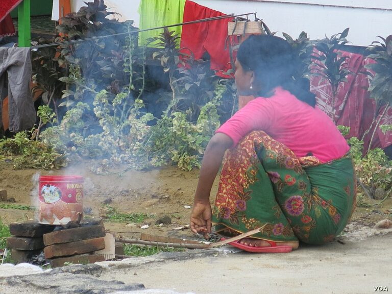 Indonesische studenten vallen vluchtelingenkamp met Rohingya aan