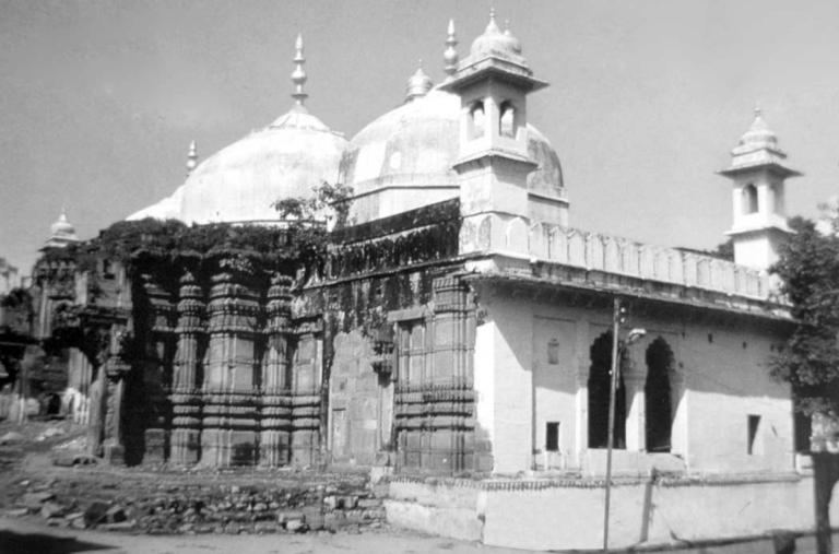 India: hindoes mogen bidden in Varanasi-moskee