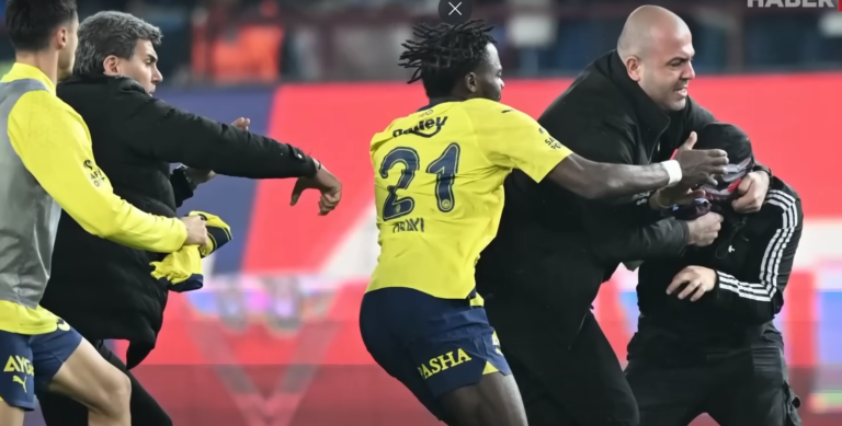 Wedstrijd Fenerbahçe-Trabzonspor eindigt met rellen op veld