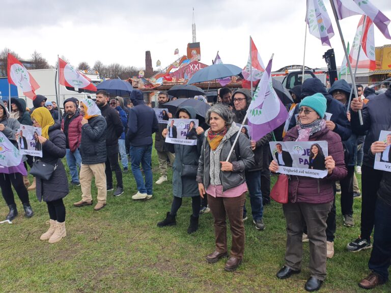 Toch Koerdische burgemeester in Van na luid protest