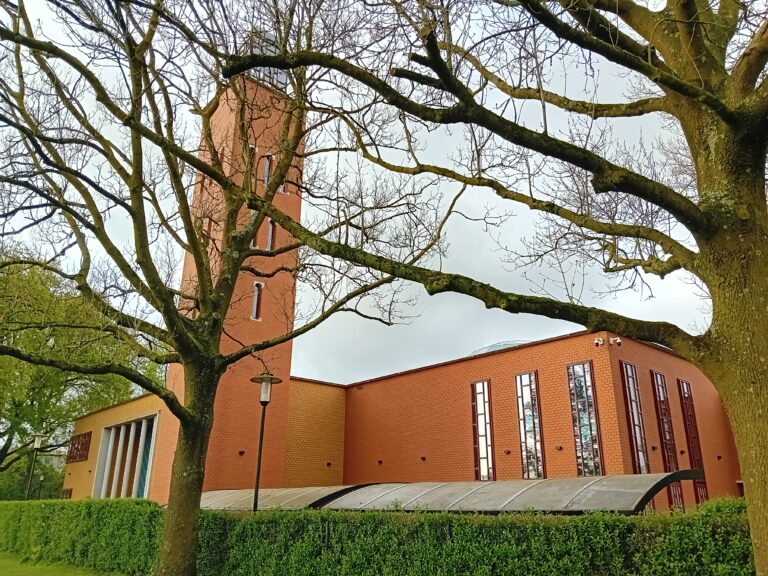 Contactorgaan Moslims en Overheid kritisch op nieuwe pogingen Den Haag gebedsoproep en rituele slacht aan banden te leggen
