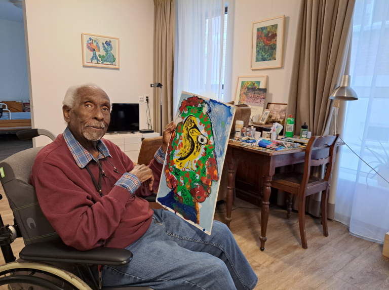 Kunstenaar Capricorne (91) schildert de kleuren van Curaçao