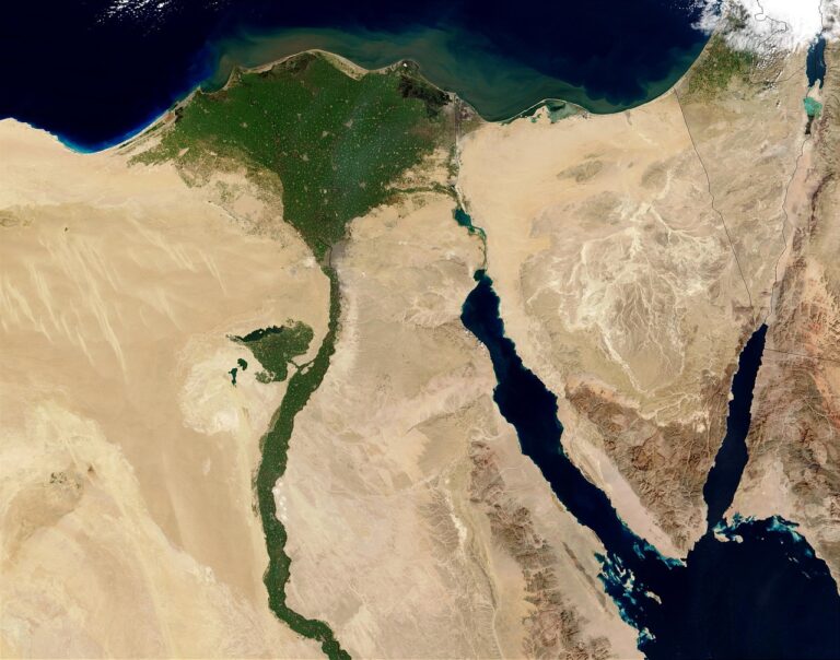 Egyptische pantservoertuigen de grens over met Gaza