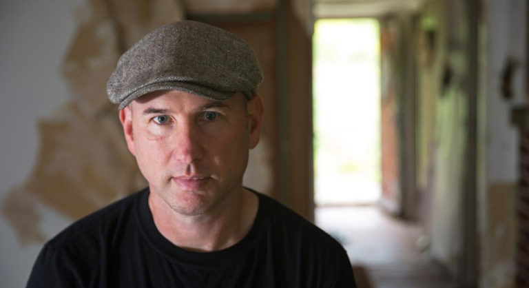 Britse schrijver Thomas Harding houdt Keti Koti-lezing