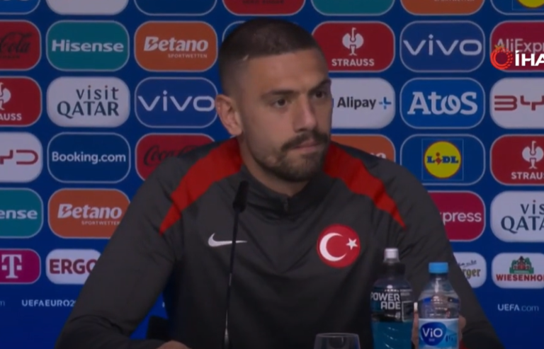Turkse voetballer maakt handgebaar Grijze Wolven