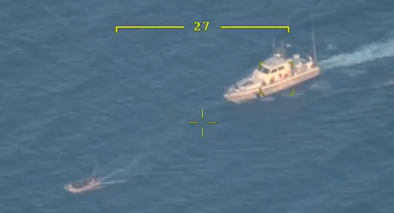 Turkse beelden van Griekse pushback op zee