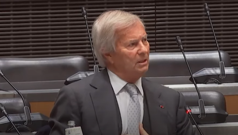 Frankrijk: miljardair koopt media op en vervangt redacties