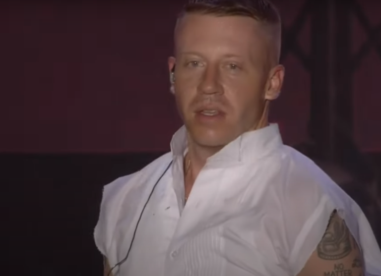 Macklemore cancelt concert in Dubai: ‘VAE steunt Soedanese rebellen’