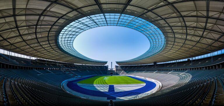 120 jonge statushouders sporten voor een dag in Olympisch Stadion