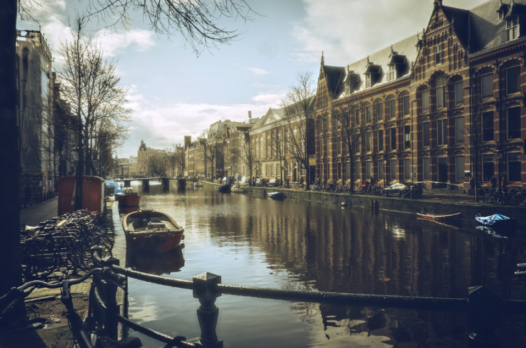 Turkse consul-generaal ontmoet studenten in Amsterdam: nadruk op goede relaties