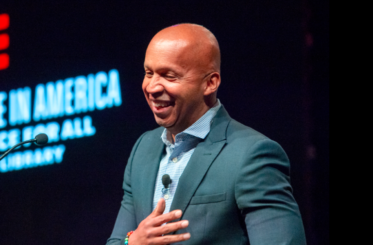 Mensenrechtenadvocaat Bryan Stevenson houdt Martin Luther King-lezing