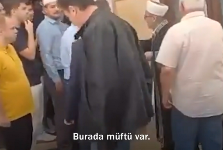 Turken in Griekenland sturen imam uit Athene weg