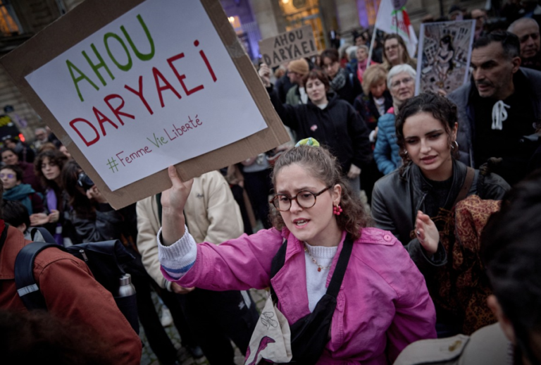 Iraanse studente die in ondergoed demonstreerde overgebracht naar ‘zorgcentrum’