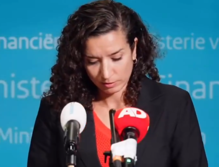 Opgestapte Nora Achahbar: ‘Ik ben niet weggegaan vanwege racisme’