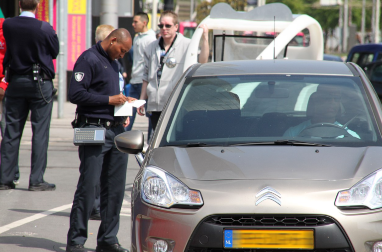 Haagse boa’s mogen een hoofddoek dragen, het kabinet wil een verbod