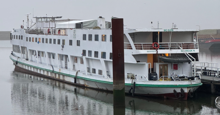 Asielzoekers in Stellendam slaan alarm: onze opvangboot zit vol schimmel en stinkt