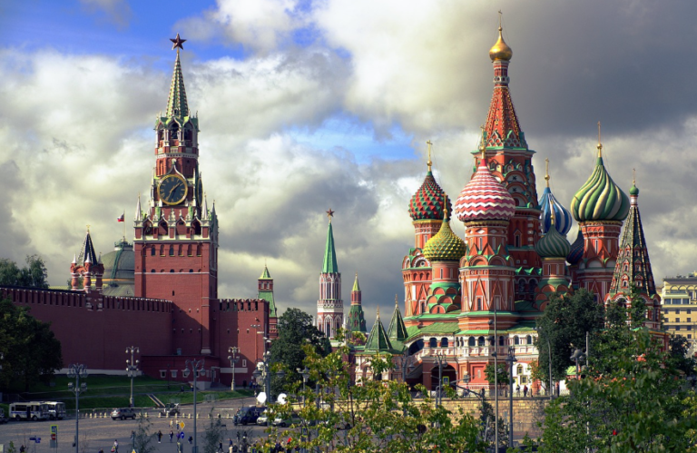 Russische Nederlanders lijden onder reisbeperkingen: ‘We missen onze familie’