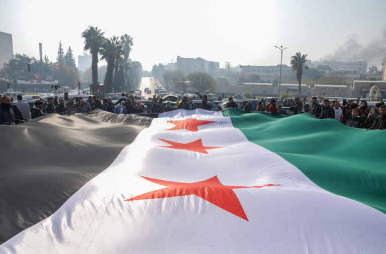Syriërs vieren de val van Assad. Blijft het land een?