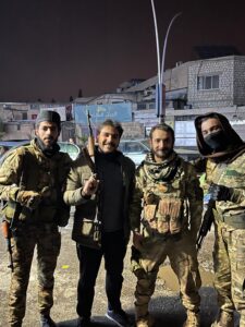 Noor Akkad poseert met HTS-soldaten in Damascus